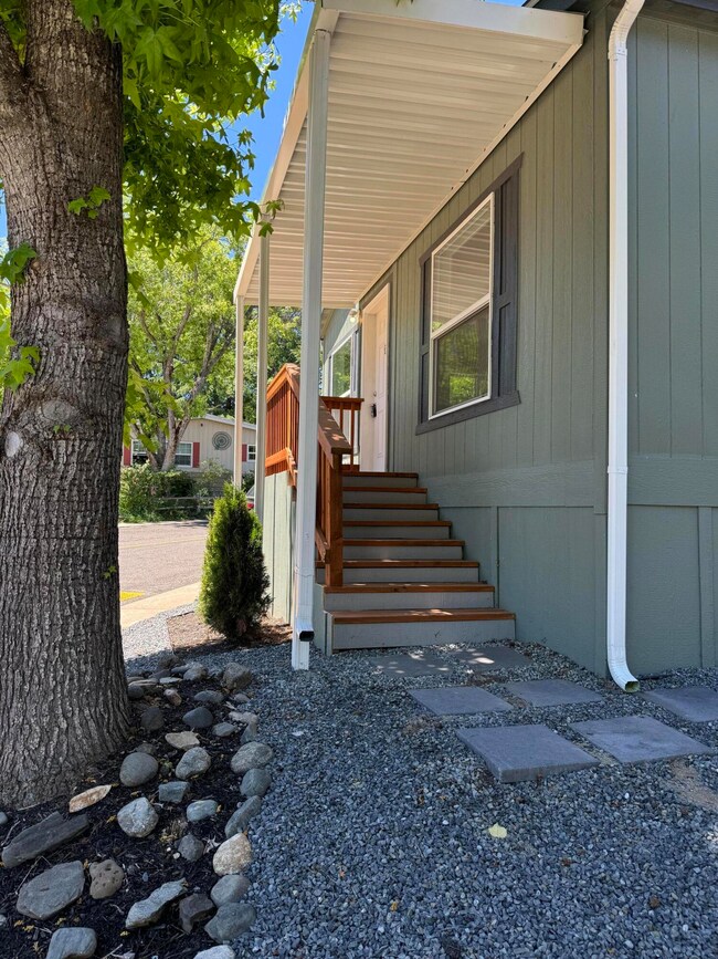 1055 N 5th St unit 103, Jacksonville, OR 97530 - photo 4