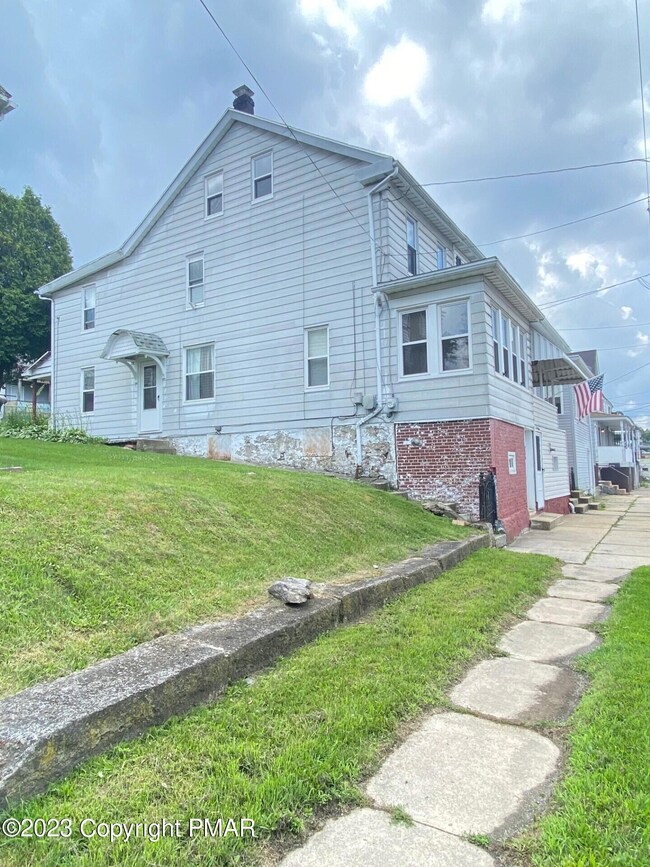 214 W Abbott St, Lansford, PA 18232 - photo 4