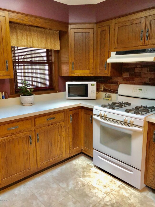 578 W Housatonic St, Pittsfield, MA 01201 - photo 4