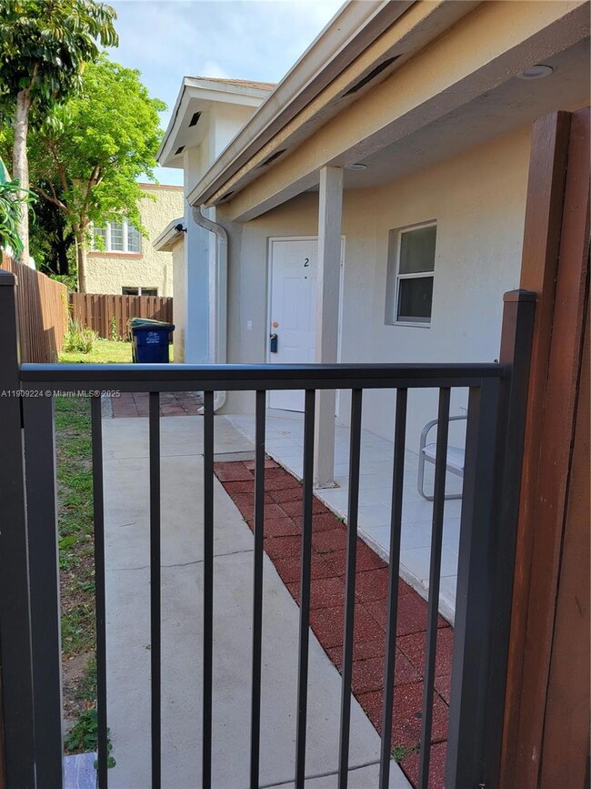 35 SW 7th St unit 2, Hallandale Beach, FL 33009 - photo 2