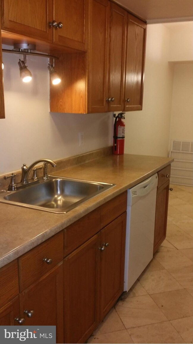 2206 Castle Rock Square unit 2B, Reston, VA 20191 - photo 4