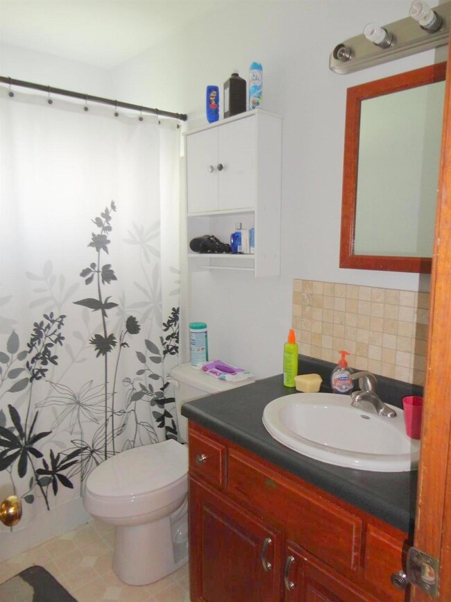1807 main full bath.JPG