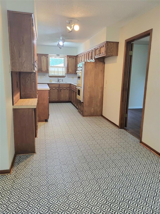 1506 La Salle Dr, Sherman, TX 75090 - photo 4