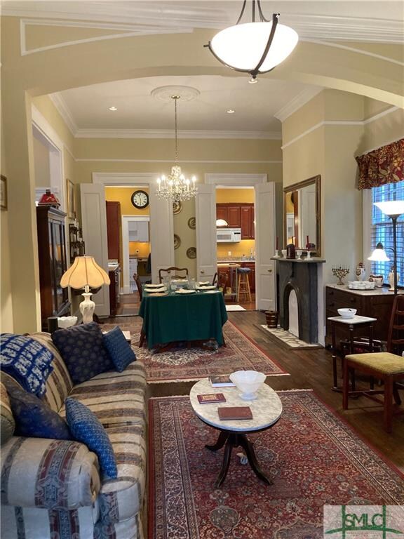 10 foot ceiling's / crown molding