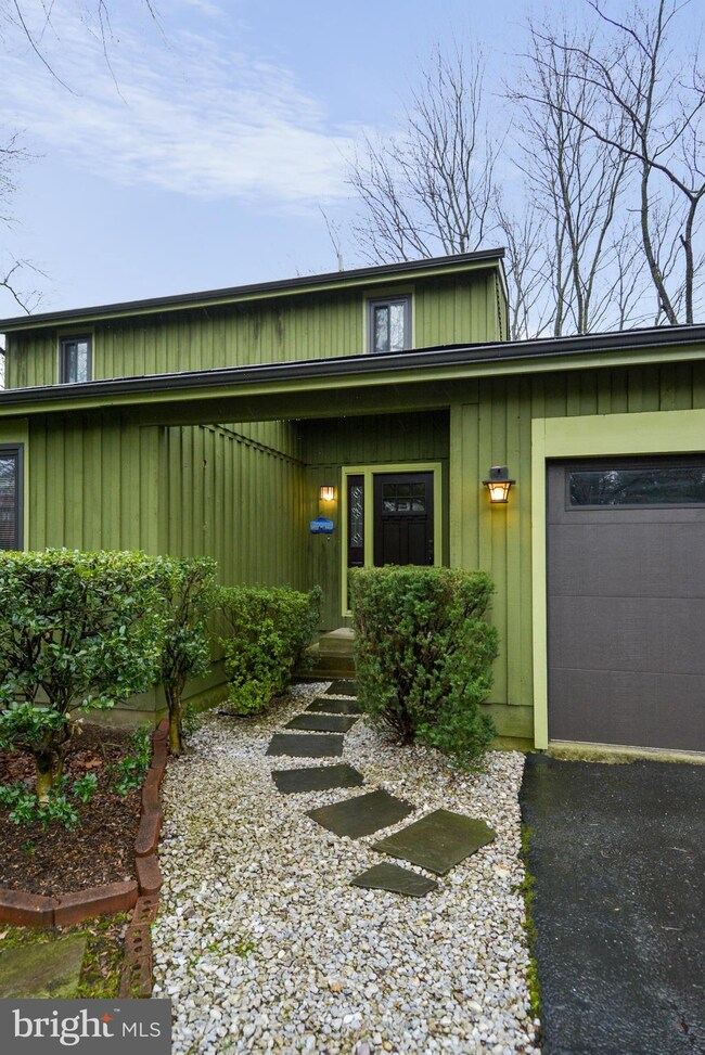 12619 Magna Carta Rd, Herndon, VA 20171 - photo 3