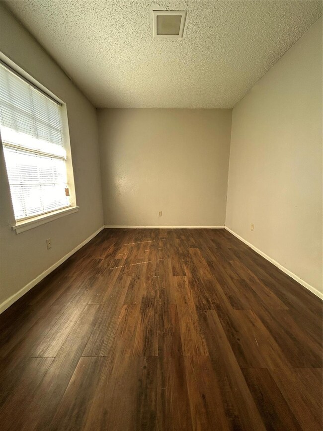 1403 S Cardinal St unit B, Ennis, TX 75119 - photo 4