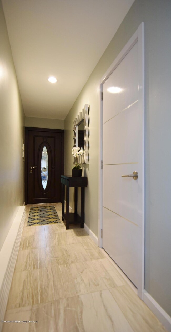 (4) Entry Foyer