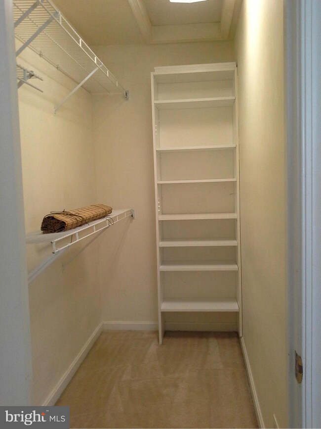 8202 Crossbrook Ct unit B, Lorton, VA 22079 - photo 4