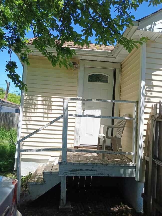 438 S Fulton Ave, Waukegan, IL 60085 - photo 7