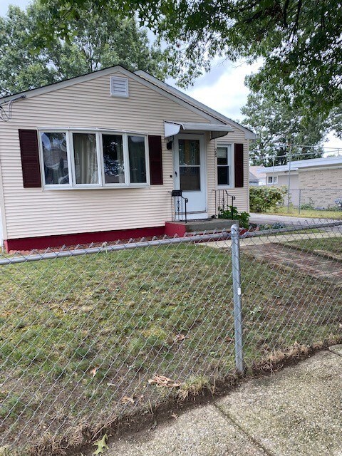 25 Riverview Ave, Pawtucket, RI 02860 - photo 2