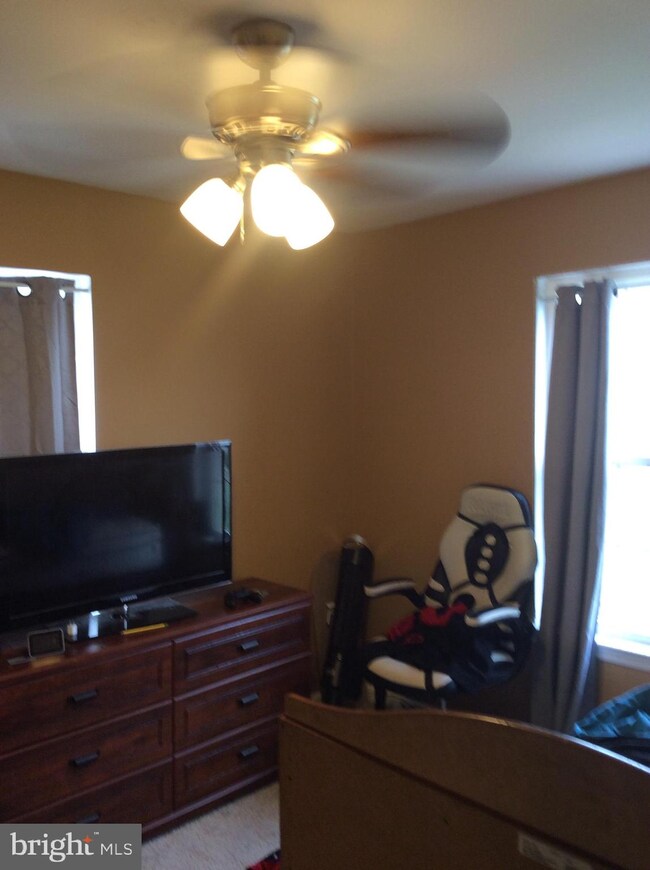 435 Crotzer Ave, Folcroft, PA 19032 - photo 2