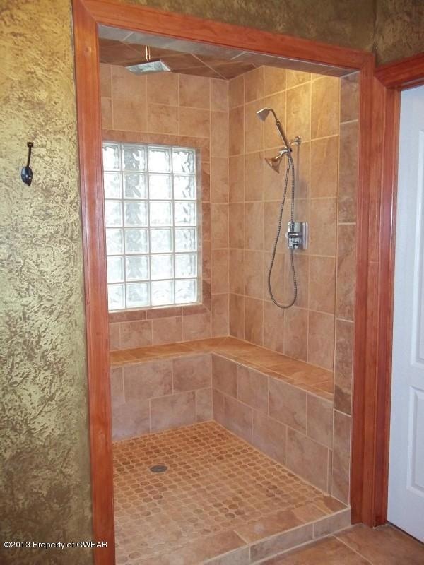 77 Yolanda Dr, Shavertown, PA 18708 - photo 4