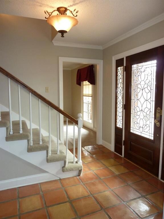 FOYER/ENTRY