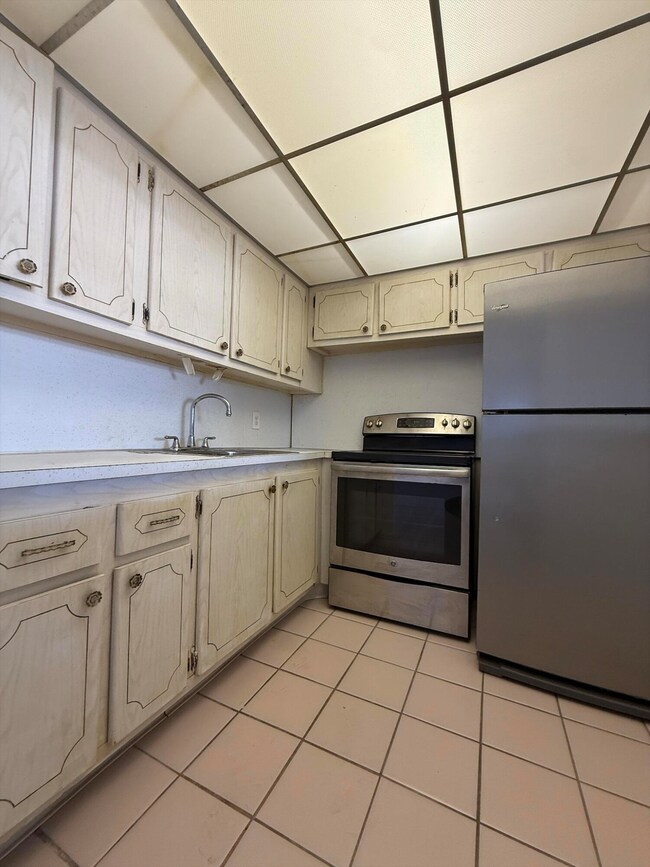 82 Kent F unit 820, West Palm Beach, FL 33417 - photo 4