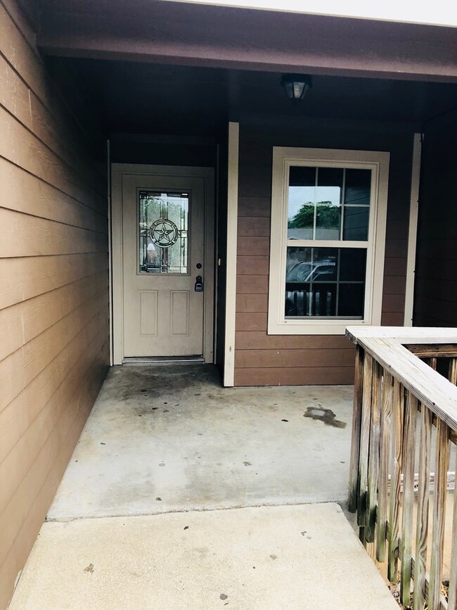 211 Green Oaks Loop, Fredericksburg, TX 78624 - photo 2