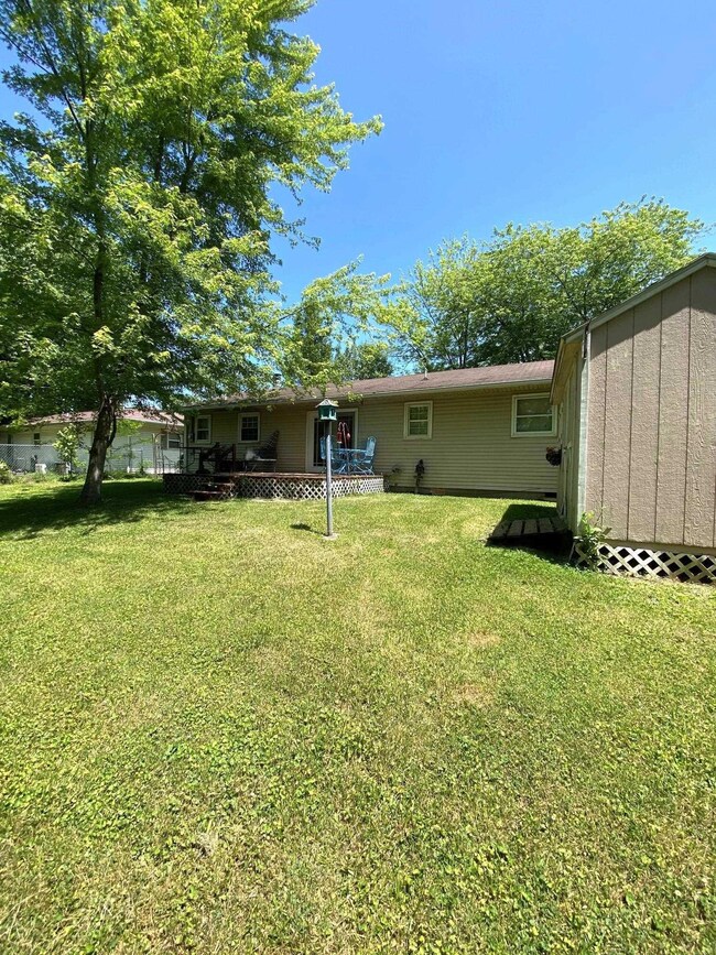 546 10th St NW, Linton, IN 47441 - photo 2