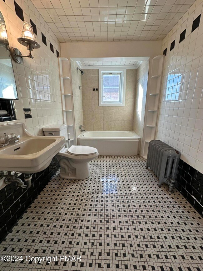 245 Washington St unit 2ND FLR, East Stroudsburg, PA 18301 - photo 7