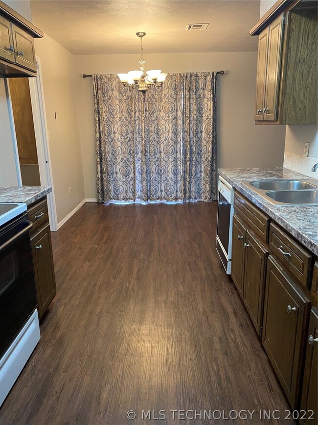 902 W 24th St, Ada, OK 74820 - photo 3