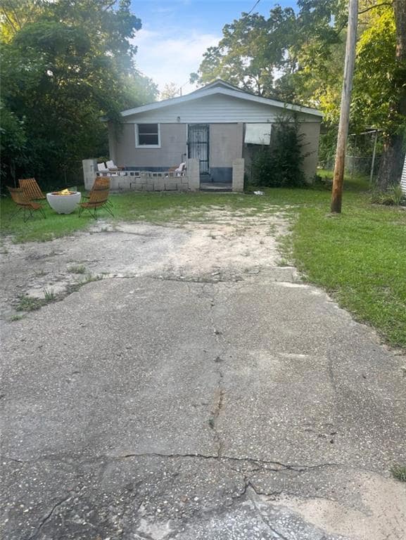 View of front of house featuring a front lawn