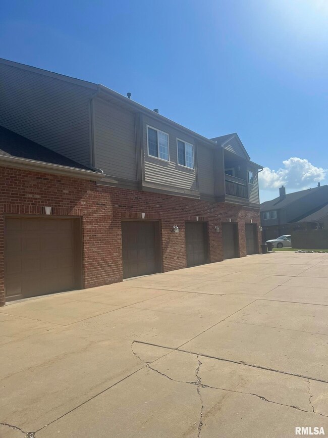 4524 N Thornhill Dr, Peoria, IL 61615 - photo 3