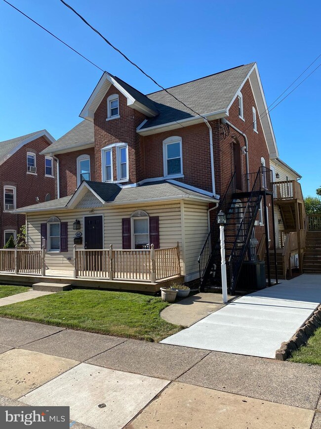 415 E Broad St unit B, Souderton, PA 18964 - photo 2