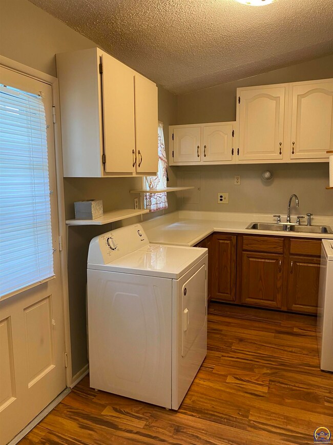 908 SW 32nd St, Topeka, KS 66611 - photo 6