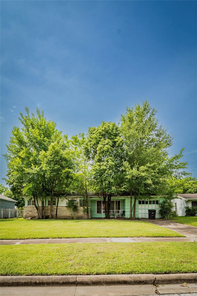 7530 Vista Verde St, Houston, TX 77087 - photo 2