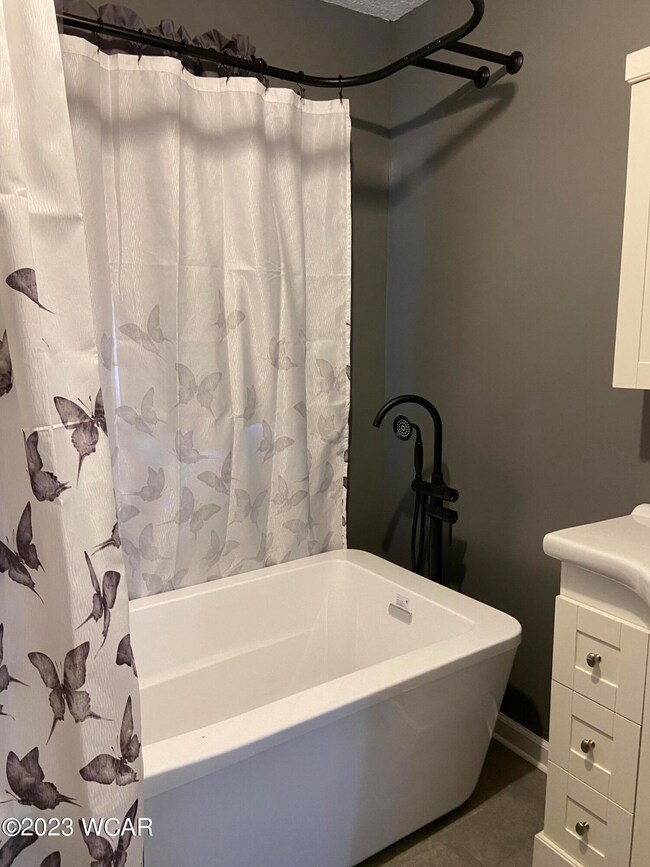 208 N Westminster St, Waynesfield, OH 45896 - photo 4