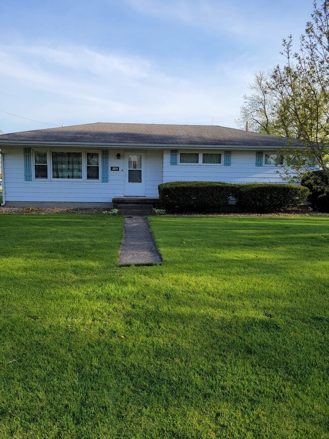 916 Warren St, Chenoa, IL 61726 - photo 2