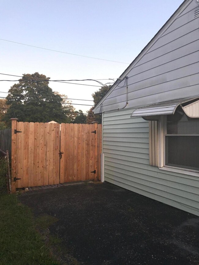 3432 Ontario St, Columbus, OH 43224 - photo 2