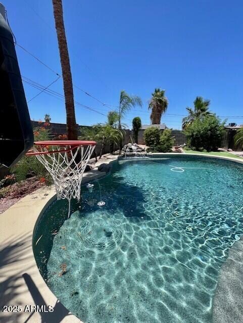 Basketball hoop
