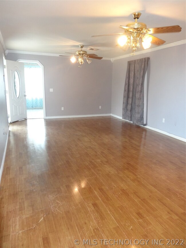Large Living Room space with 2 ceilings fans, lami