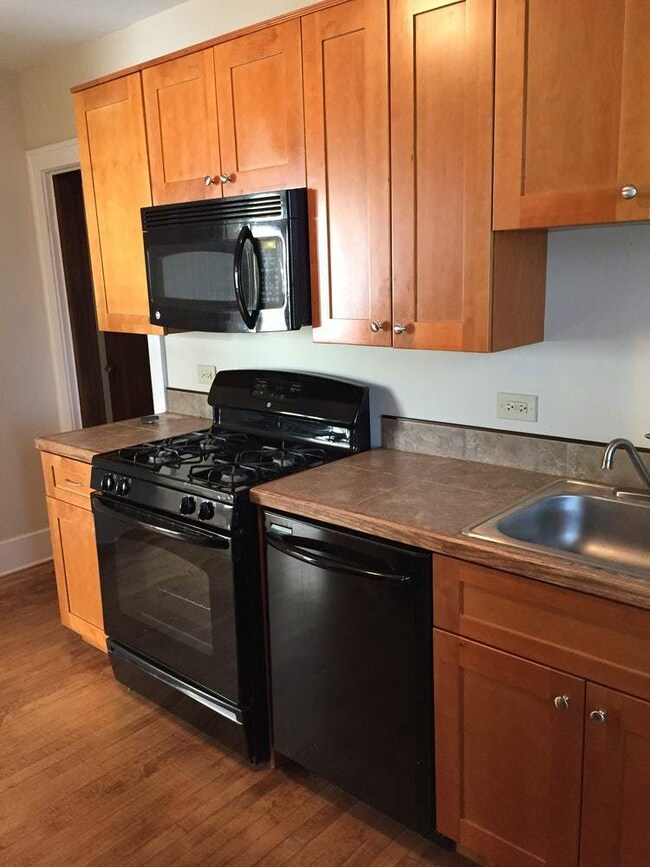 1402 N Jackson St unit 1, Waukegan, IL 60085 - photo 5