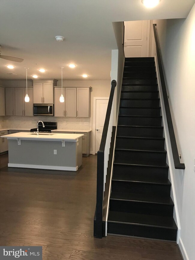 13313 Launders St, Herndon, VA 20171 - photo 5