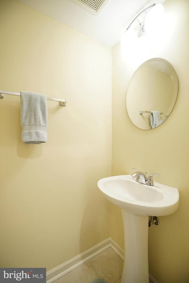 21112 Camomile Ct, Germantown, MD 20876 - photo 4