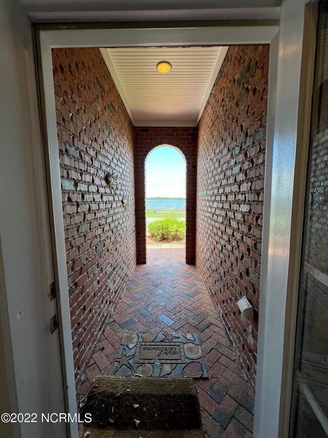 4  Entry way from driveway