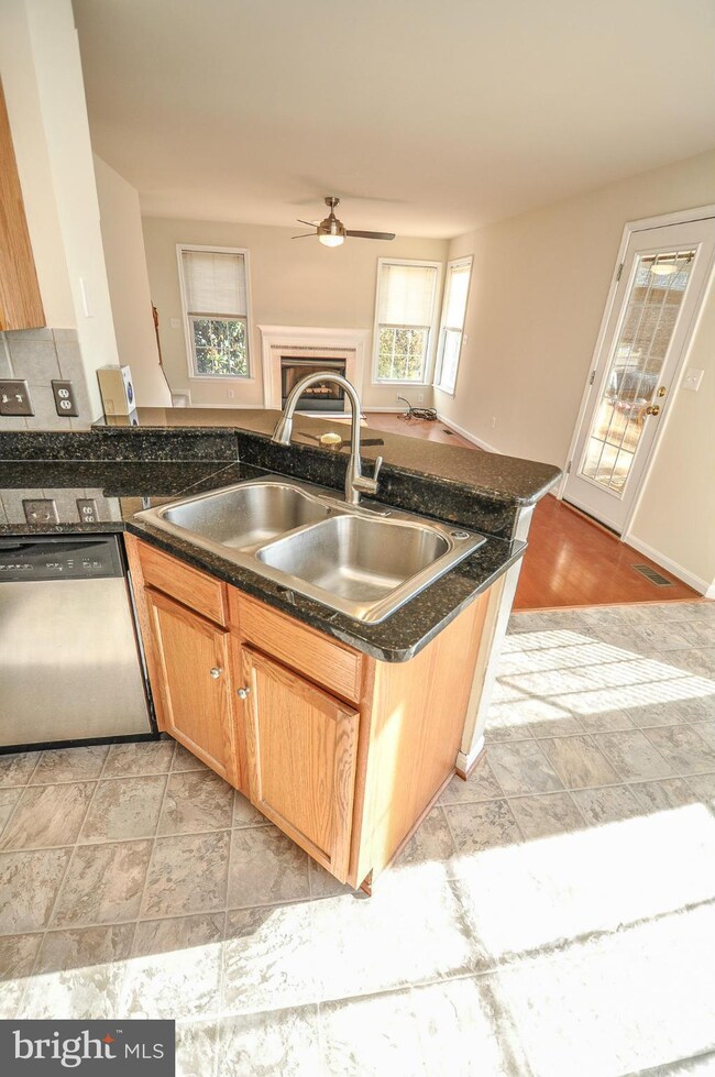 10418 Woodlake Ct, Spotsylvania, VA 22553 - photo 2