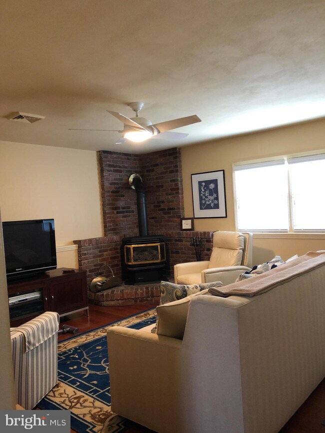 9 Hedgerow Dr, Morrisville, PA 19067 - photo 4