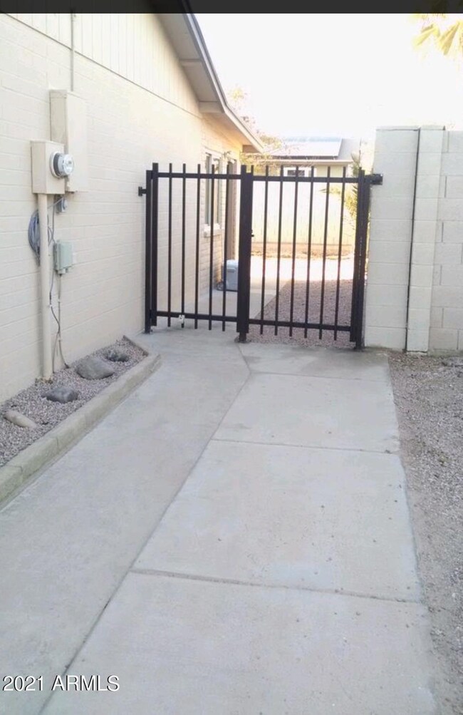 1 side gate
