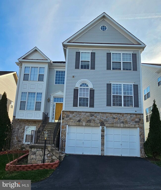 7203 Lyndam Hill Cir, Lorton, VA 22079 - photo 2