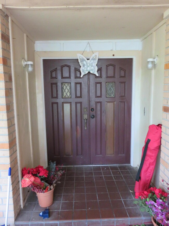 DOUBLE DOOR ENTRY