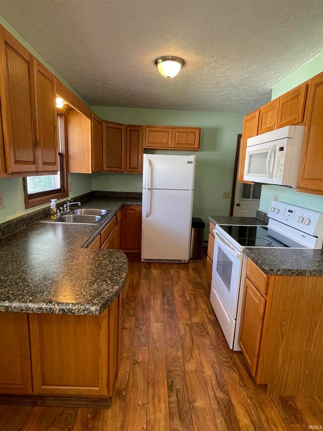 818 W Oak St, Mitchell, IN 47446 - photo 4