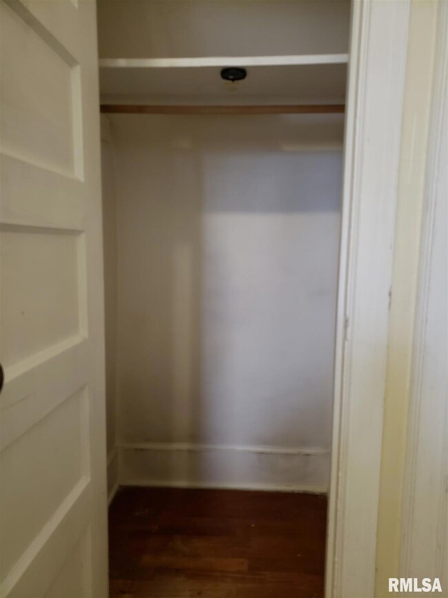 910 E Locust St unit 4, Davenport, IA 52803 - photo 7