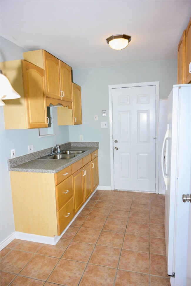 9903 Southport Dr, Houston, TX 77089 - photo 5