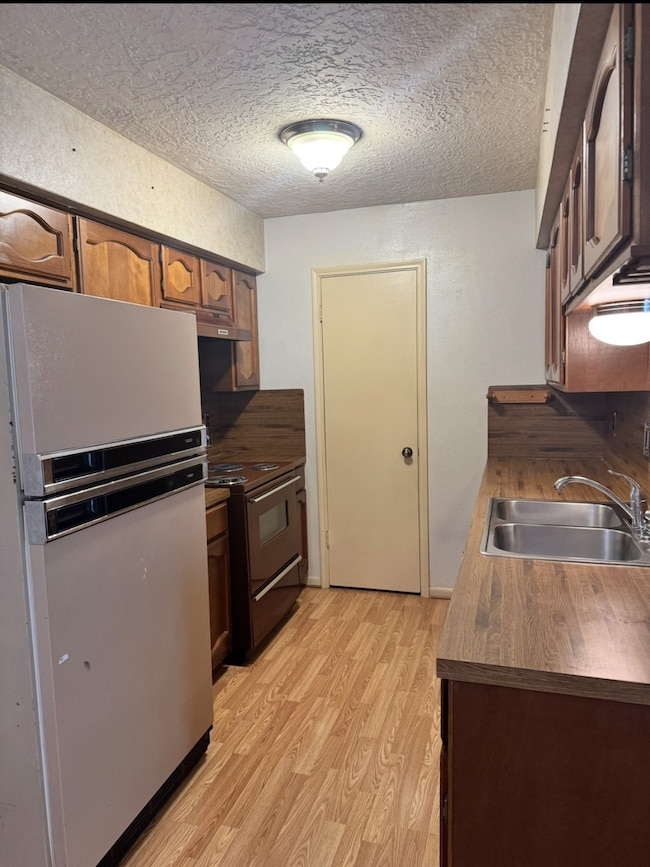 Galley Kitchen with pantry(Referigerator included)