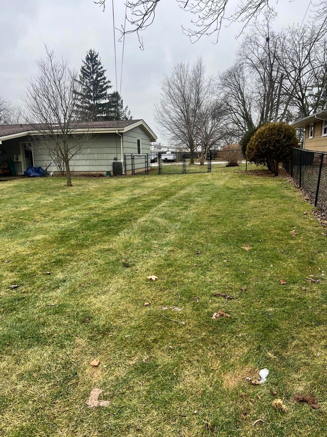 232 Renfrew Ct, Adrian, MI 49221 - photo 3