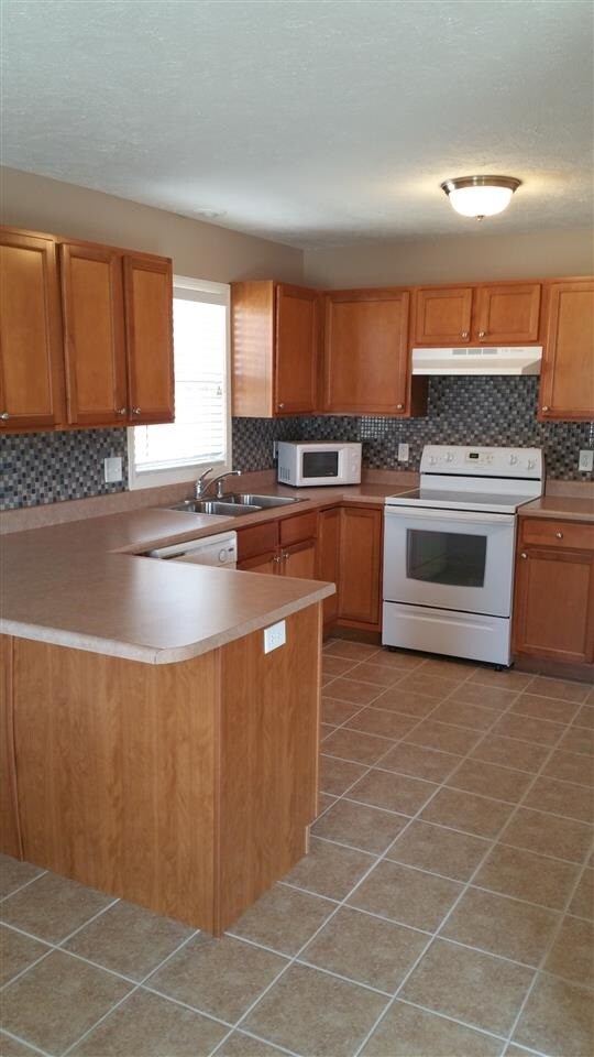 Kitchen with Peninsula