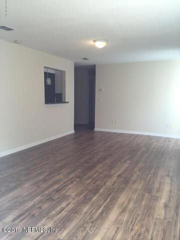 5641 Ellis Trace Dr, Jacksonville, FL 32205 - photo 2