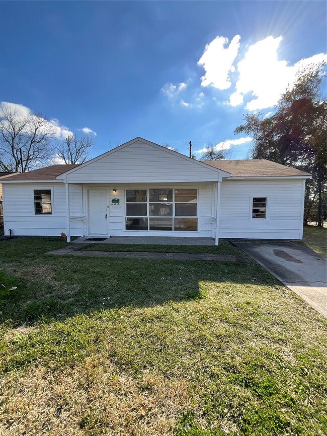 3017 Stallings Dr, Houston, TX 77088 - photo 4