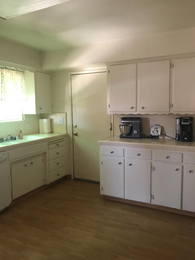 329 W Deodar Ln, Lemoore, CA 93245 - photo 3